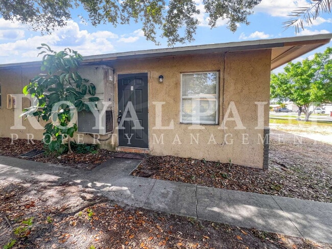 Building Photo - Fort Myers 1BR/1BA Freshly Renovated on First St! Cozy, Clean, and Finally Affordable.