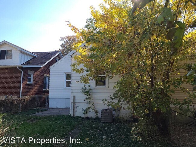 Building Photo - 3 br, 1 bath House - 927 1/2 Denmark Street