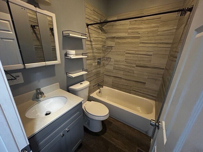 Foto del edificio - Renovated 2BR Home with Parking & Outdoor Space – Near Lake Merritt