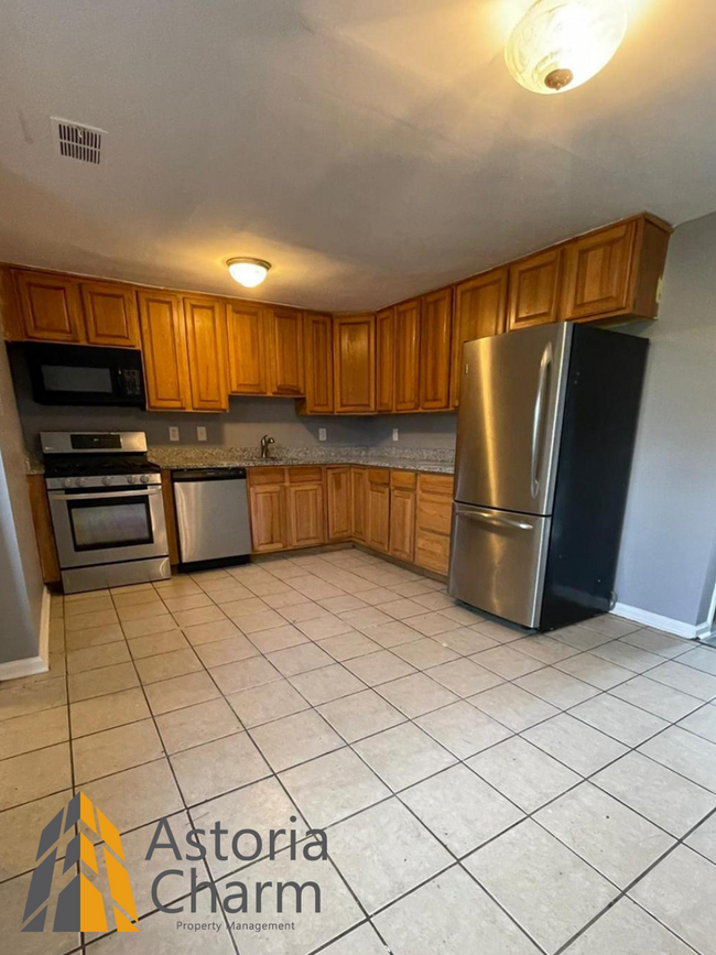 Building Photo - Newly Renovated 3bed/2.5bath Townhouse in ...