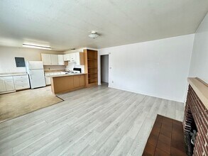 Building Photo - 758 Woodford Ave N