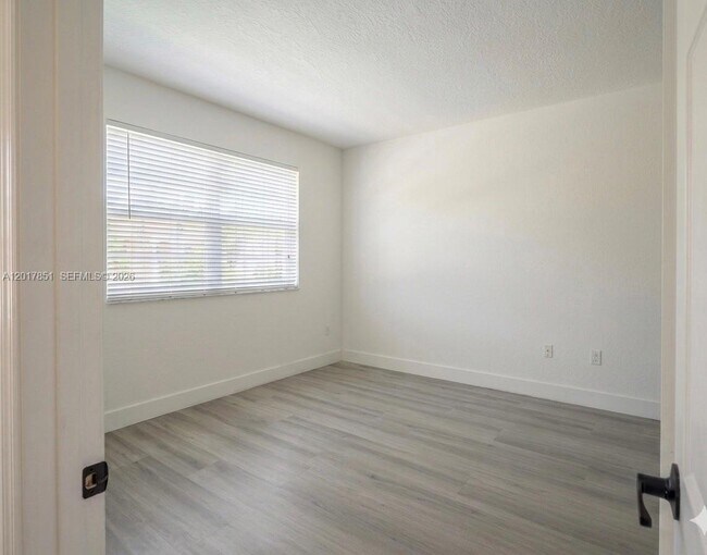 Building Photo - 140 SW 117th Ave