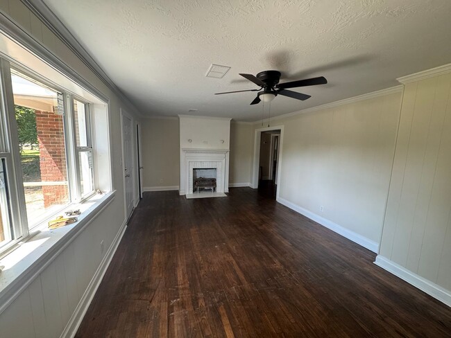Building Photo - Adorable home in heart of Thomson