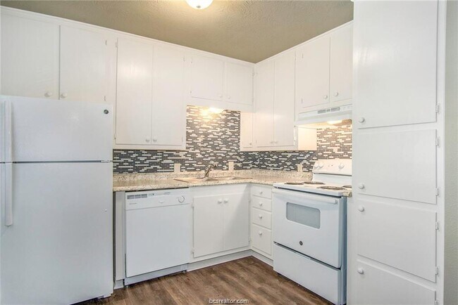 Building Photo - 3800 E 29th St