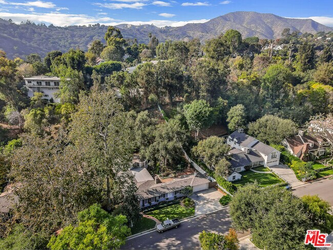 Building Photo - 905 Moraga Dr