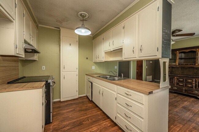 Foto del edificio - Charming 4 bedroom home with large yard