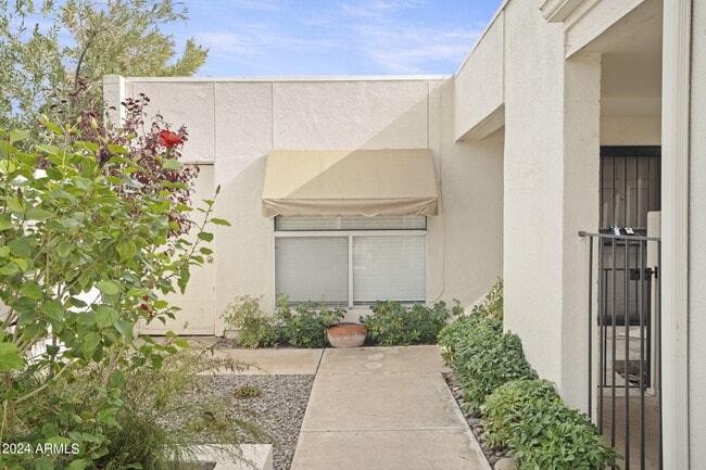 Building Photo - 7233 Via De Ln