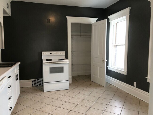 Building Photo - 526 W Dutton - Duplex located in the Vine ...