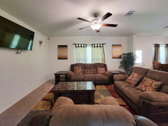 Foto del edificio - This home is a thoughtfully designed home offering comfort, space, and modern upgrades throughout...