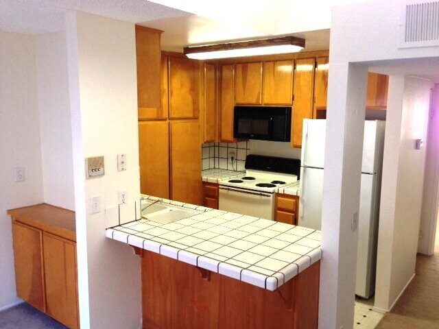 Building Photo - Vaulted ceiling & large bedroom in this sp...