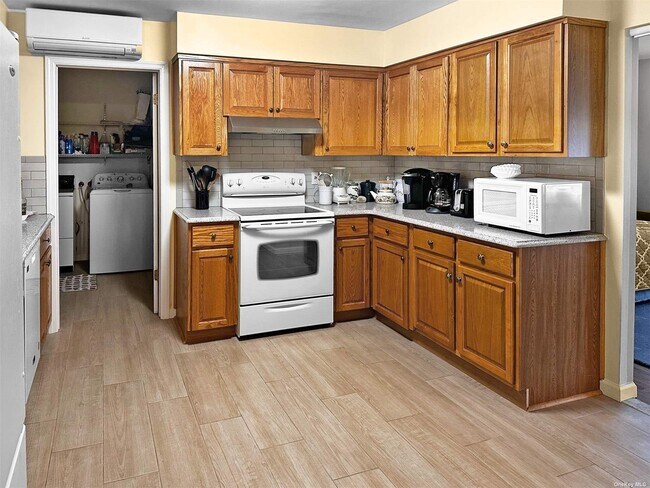 Building Photo - 900 Donna Dr