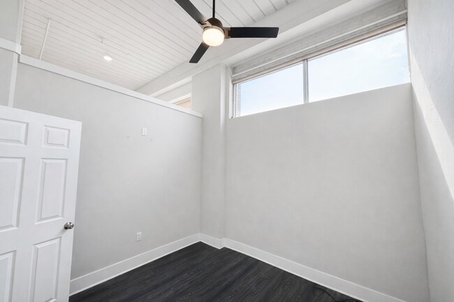 Foto del edificio - Historic Castleberry Hill Condo with Gated Parking and Skyline Views