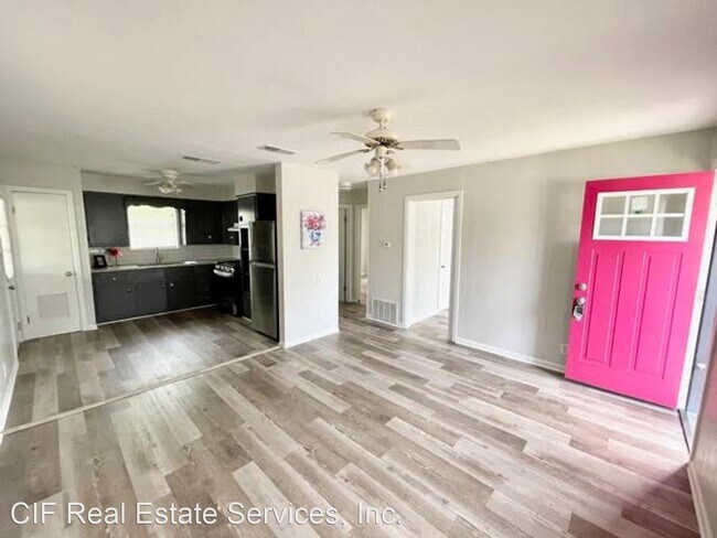 Building Photo - 2 br, 1 bath House - 210 W Walnut St