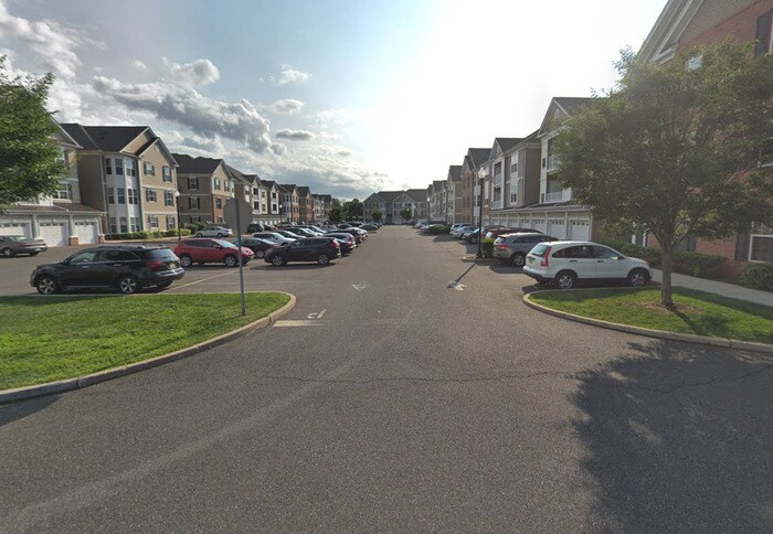 Primary Photo - Recently Painted - 2 Bdrm Large Condo Edis...