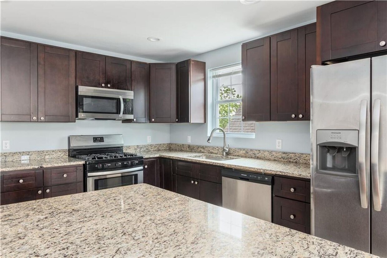 Foto principal - Charming 3-Bed, 1-Bath Providence Apartmen...