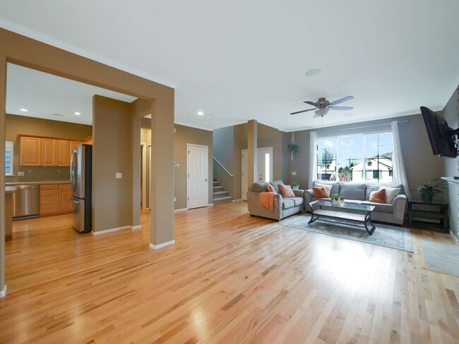 Building Photo - 3 Bed and 2.5 Bath Stunning Single-family ...