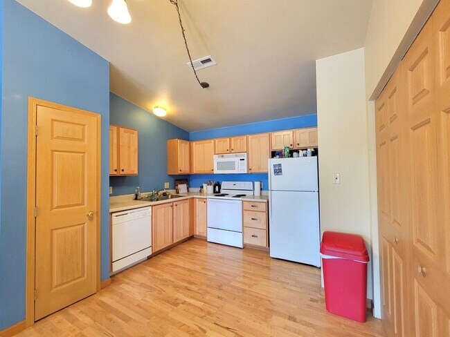 Building Photo - 3505 Fallon St