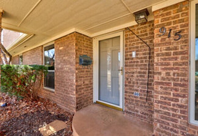 Foto del edificio - 915 Washington Street. Updated home for le...