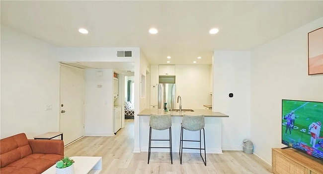 Building Photo - Discover this stunning 1-bedroom, 1-bath e...