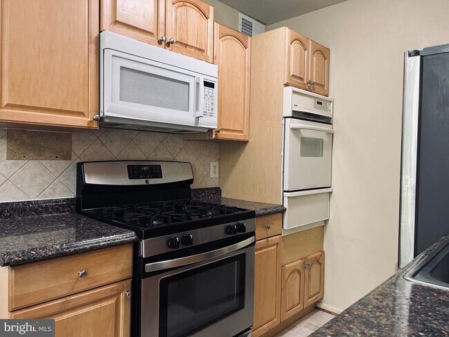 Building Photo - 4945 Americana Dr