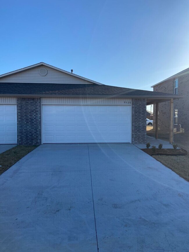 Building Photo - *Pre-Leasing* Three Bedroom | Two Bath Tow...