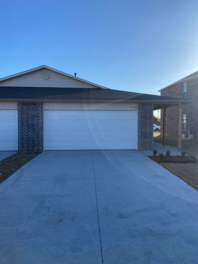 Building Photo - Three Bedroom | Two Bath Duplex in Redston...