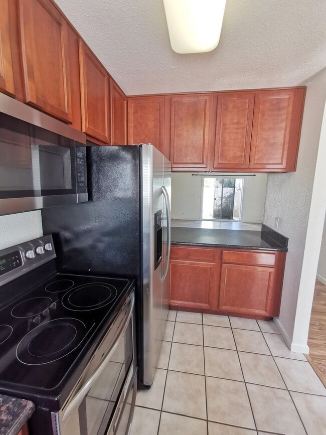 Building Photo - Beautiful 2 Bed / 1.5 Bath Two-Story Condo...