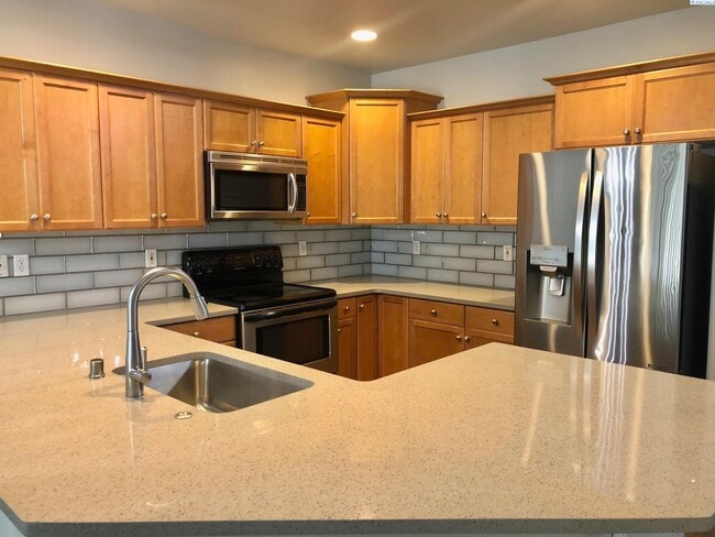 Building Photo - Fantastic N. Richland Condo!