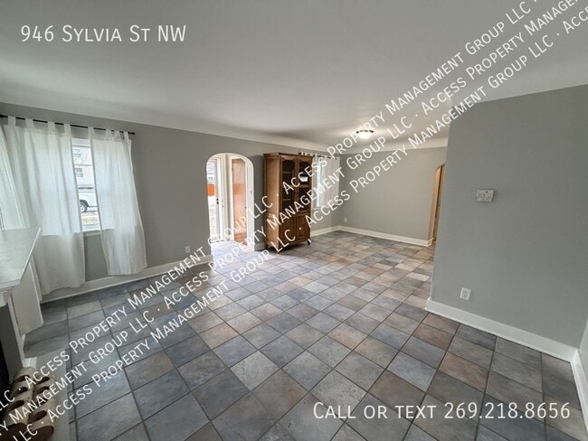 Building Photo - 946 Sylvia St NW