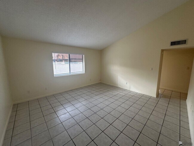 Foto del edificio - 784 W 37th St