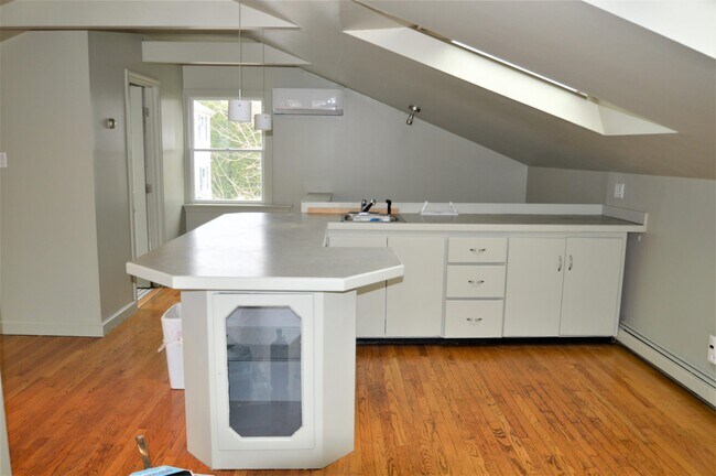 Building Photo - 571 Bellevue Ave