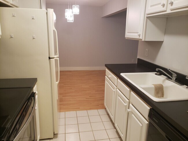 Foto del edificio - Comfortable 2-Bedroom Condo Near Lake Minnetonka – Private Deck & Resort-Style Amenities