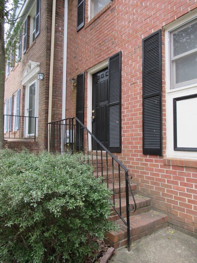 Building Photo - Tastefully renovated townhome with new har...