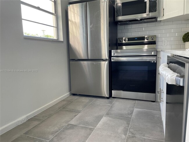 Building Photo - 136 Brighton D