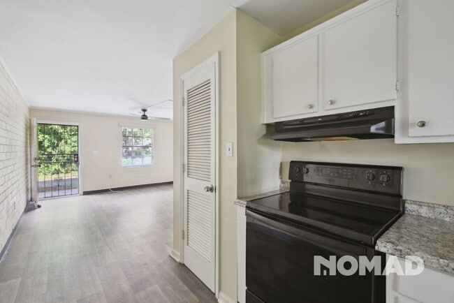 Building Photo - Charming 2BR Duplex in East Point
