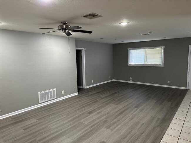 Building Photo - 1905 19th Ave N