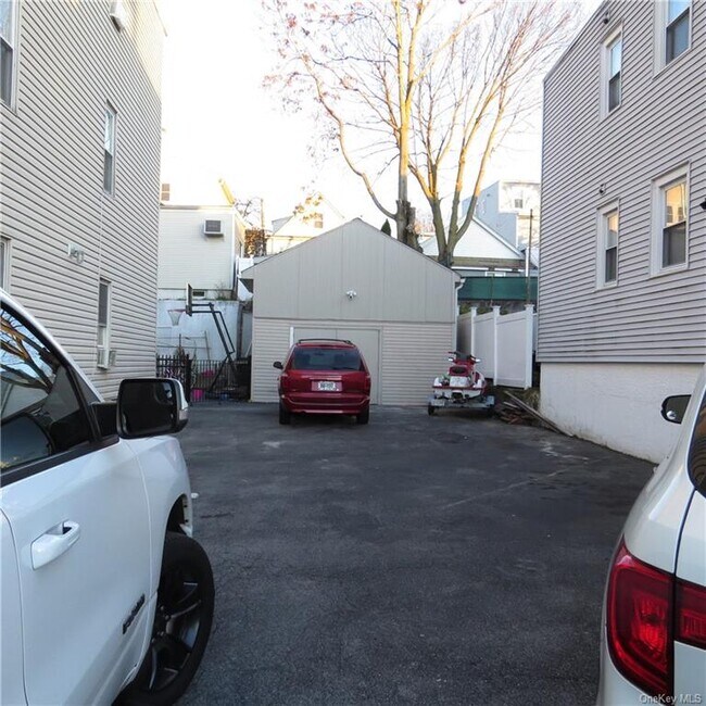 Foto del edificio - 34 Burhans Ave