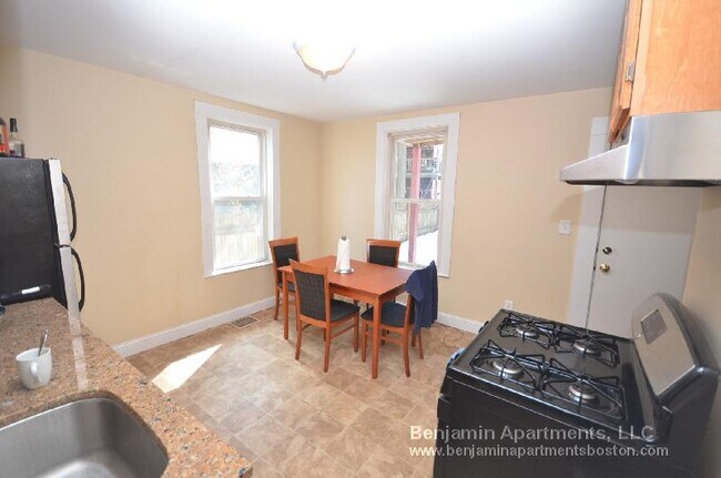 Foto del edificio - 861 E 1st St