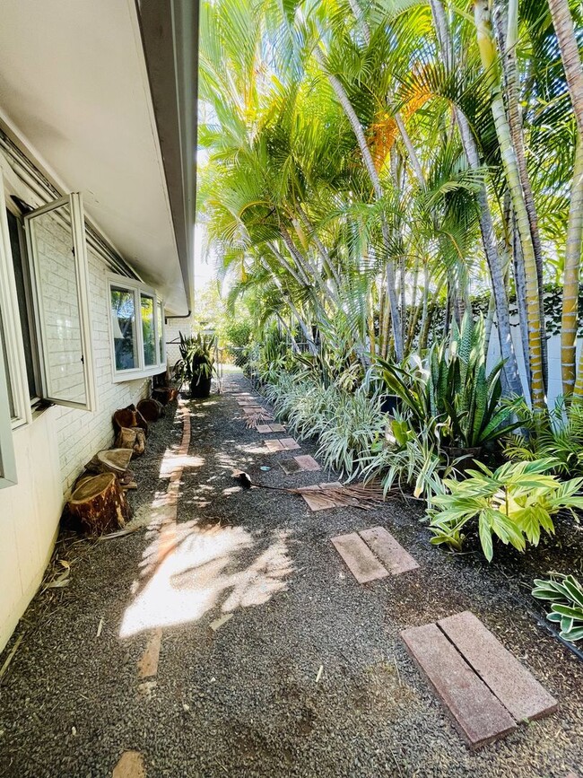 Building Photo - Fresh, Kahala, Ohana Unit Includes Utiliti...