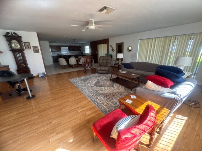 Building Photo - 19 Windy Point Rd