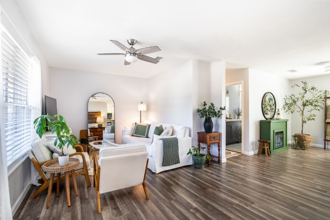 Building Photo - 510 W Oak St