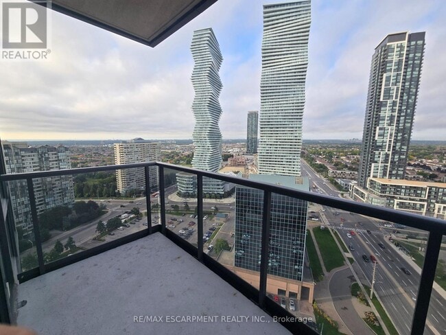 Building Photo - 330 Burnhamthorpe Rd W