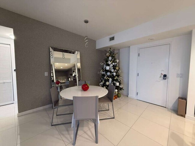 Foto del edificio - 2 BED/2 BATH UNIT 1-503