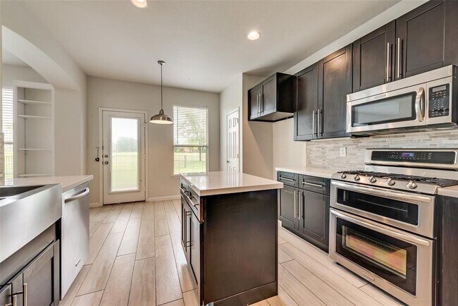 Building Photo - 10422 Woodlands Trail