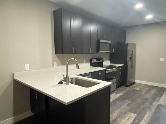Building Photo - Beautifully remodeled 2 bed 1 bath unit in duplex!
