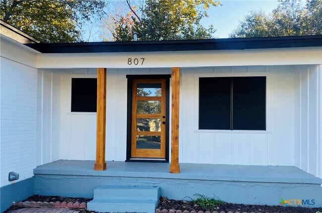 Building Photo - 807 Sandy Ct