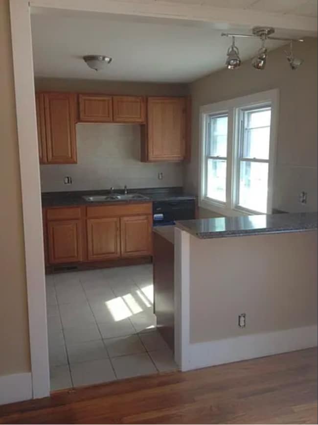 Building Photo - 490 Pleasantview Ave