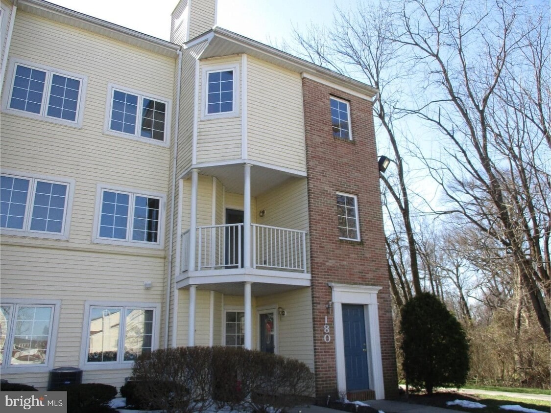 Foto principal - Crestwood 2 bed + Loft Large Condo Availab...