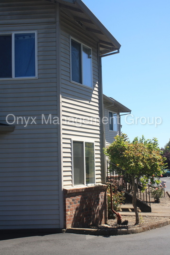 Building Photo - 1765 SW Tamarack St