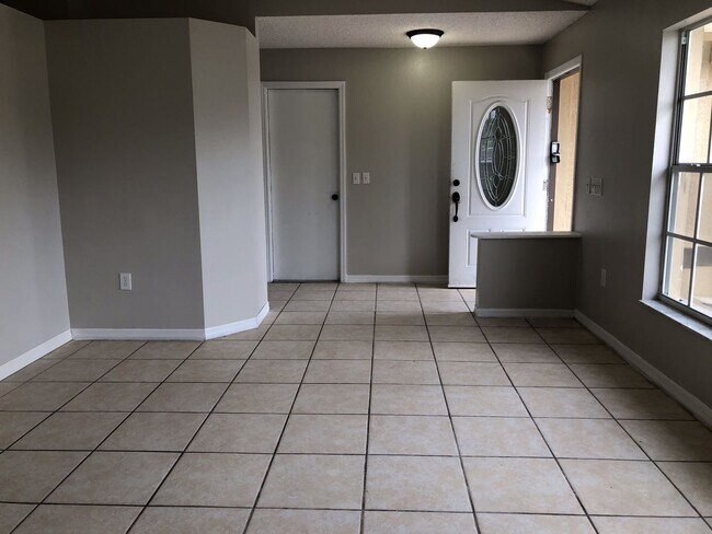 Foto del edificio - 3 Bed 2 Bath Home | Pet Friendly with Fenced Yard | Washer Dryer Hook Ups | Section 8 Welcome